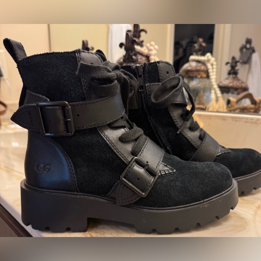 UGG Zorrah Boot sz 7
